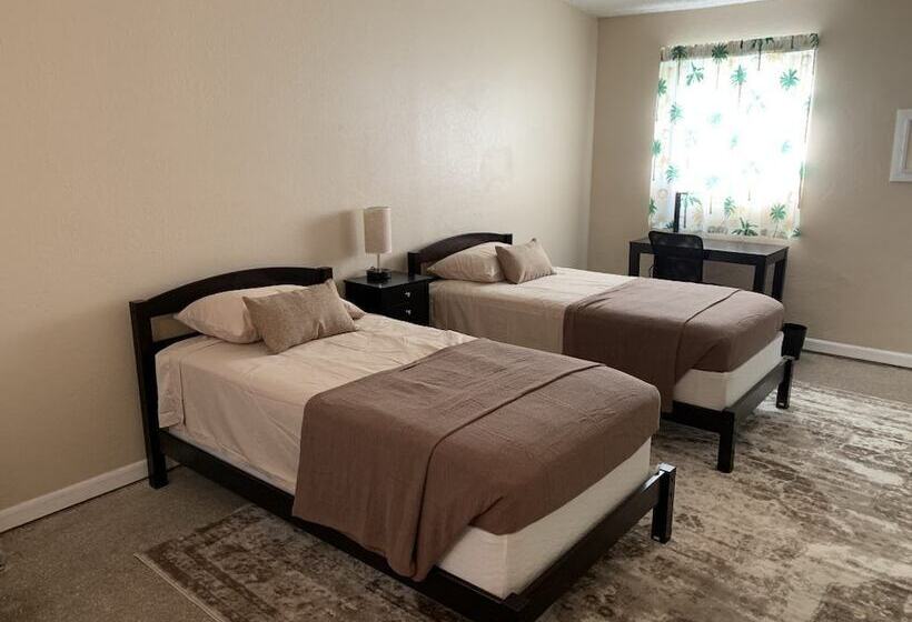 فندق على الطريق Sebastian Gardens Inn & Suites