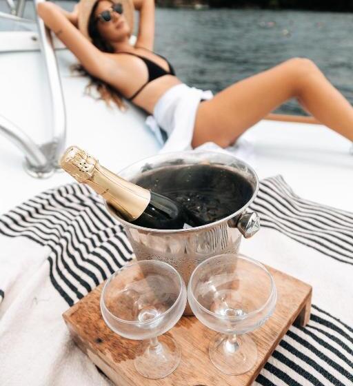 هتل Igloo Beach Lodge