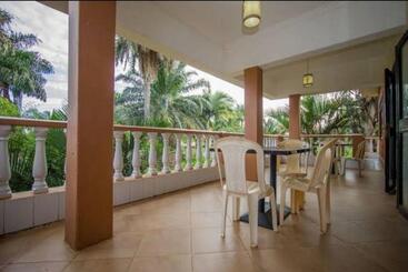 پانسیون Hibis Hotel Entebbe