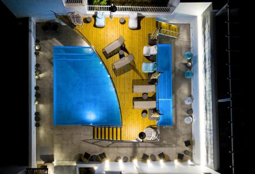 Deluxe Hotel Santorini