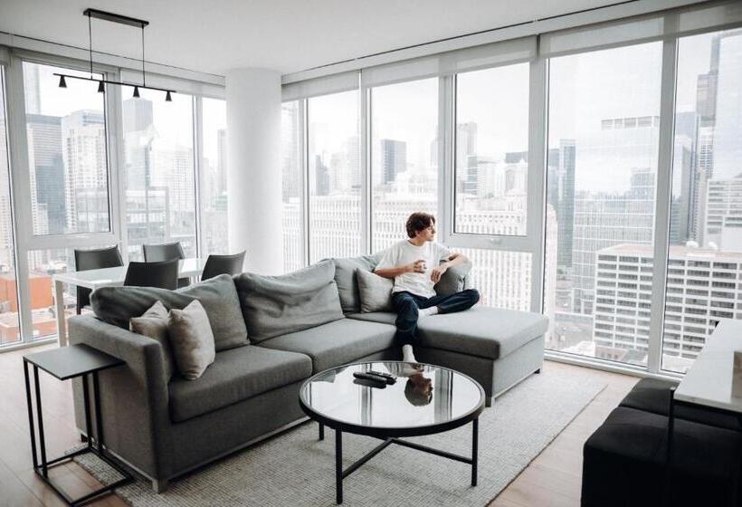 Level Chicago  Old Town