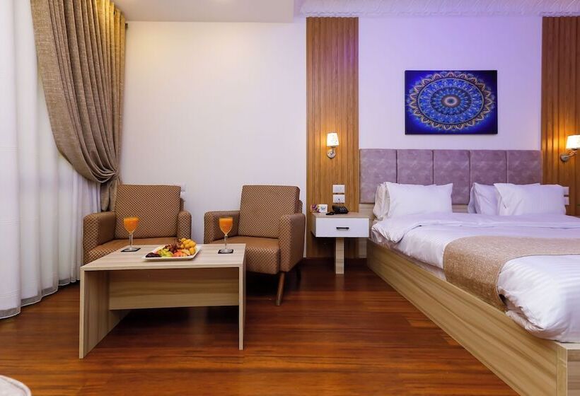 Pyramid Edge Hotel & Exclusive Pyramids View Rooftop