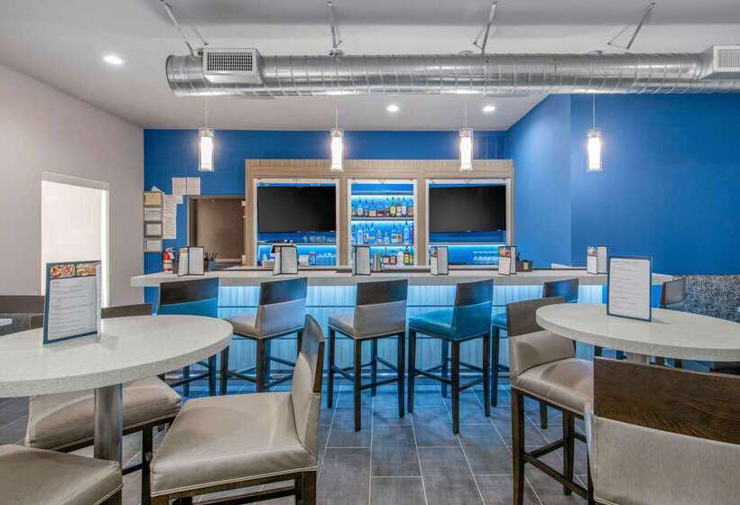 هتل Clarion Inn & Suites Dfw North