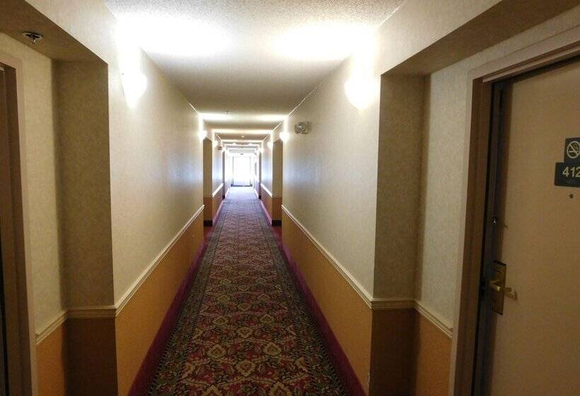 هتل Days Inn & Suites By Wyndham Cedar Rapids