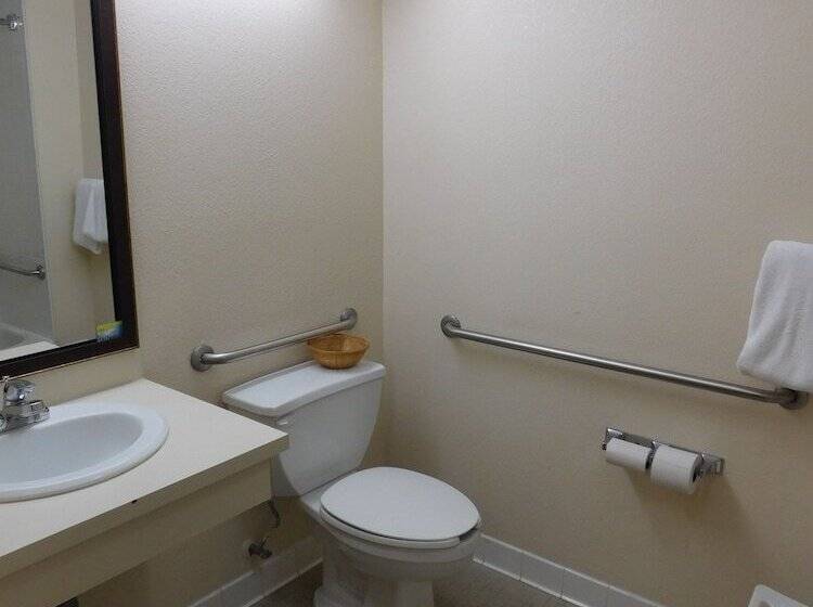 هتل Days Inn & Suites By Wyndham Cedar Rapids