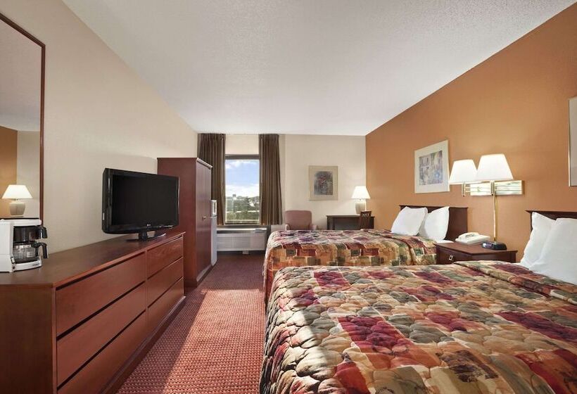 هتل Days Inn & Suites By Wyndham Cedar Rapids