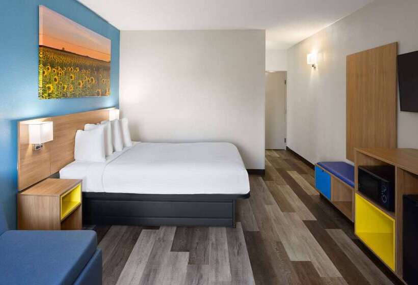 בית מלון כפרי Days Inn & Suites By Wyndham Northwest Indianapolis