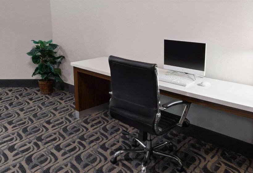 בית מלון כפרי Days Inn & Suites By Wyndham Northwest Indianapolis