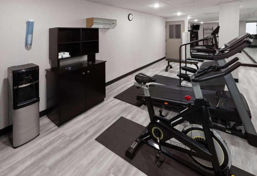 בית מלון כפרי Days Inn & Suites By Wyndham Northwest Indianapolis
