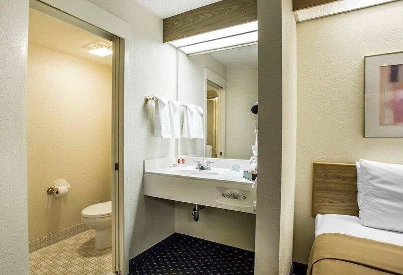 هتل Econo Lodge Denver International Airport