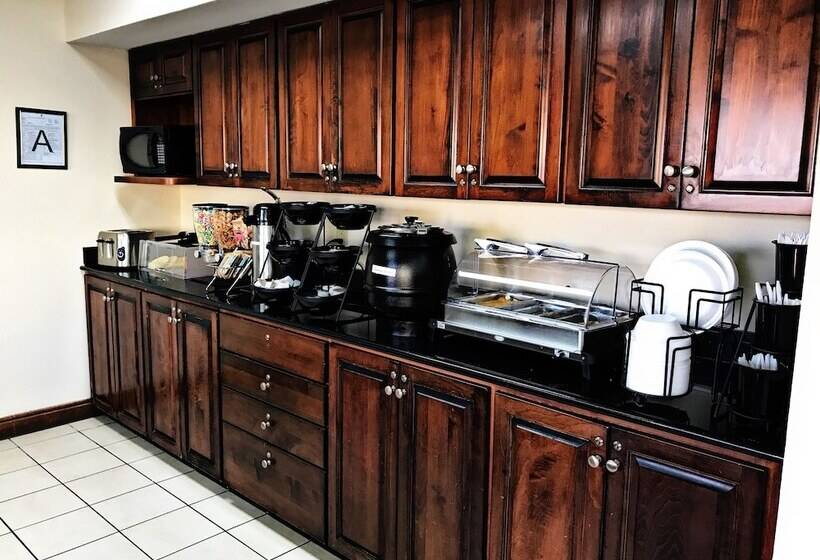 هتل Econo Lodge Moss Point  Pascagoula