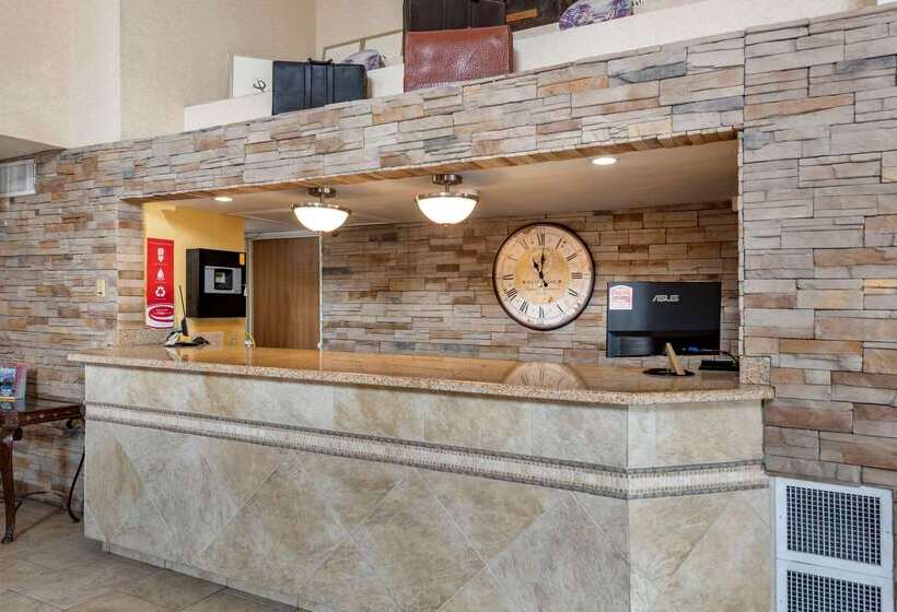 هتل Econo Lodge North Academy