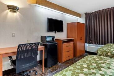 هتل Econo Lodge North Academy