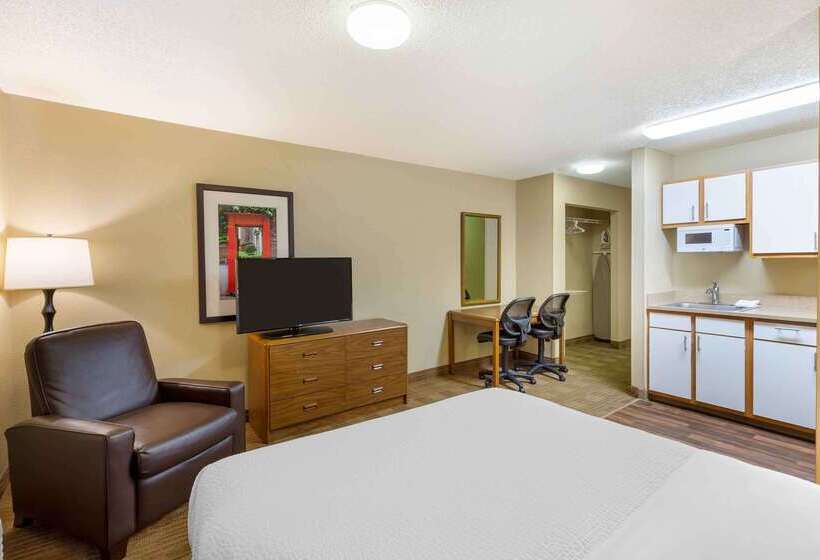 בית מלון כפרי Hometowne Studios And Suites By Red Roof Greensboro