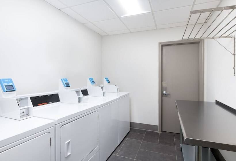 هتل Holiday Inn Express Atlanta West   Theme Park Area, An Ihg