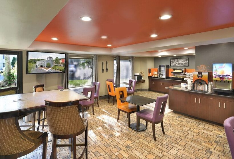 هتل Inn At Clemson