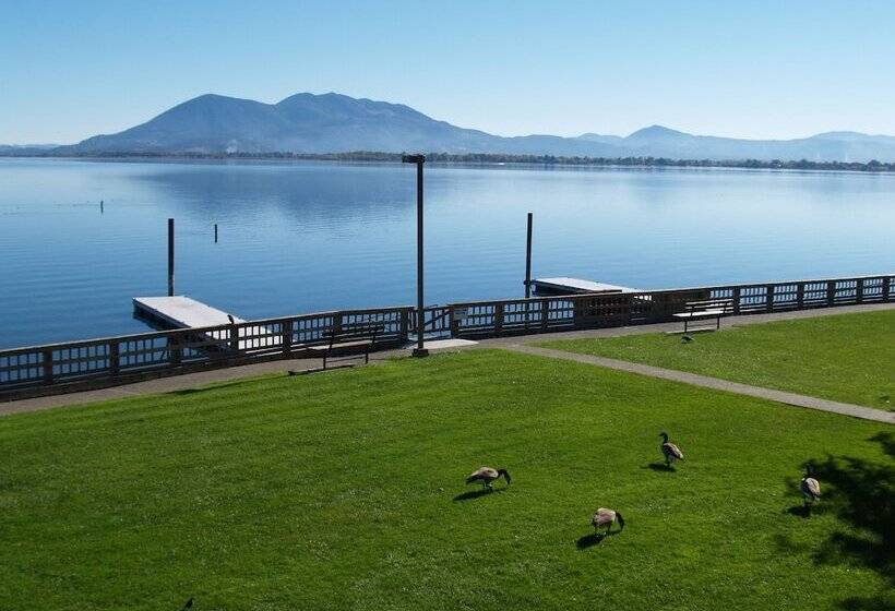 فندق Skylark Shores Resort