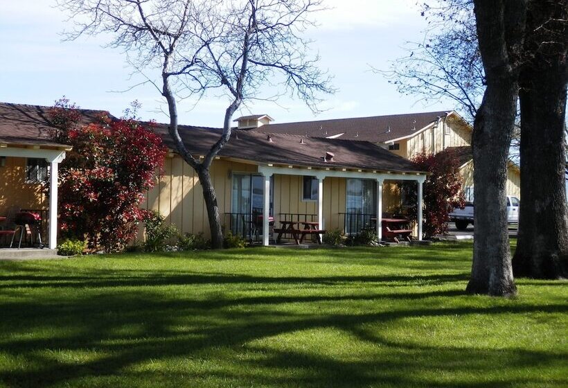 فندق Skylark Shores Resort