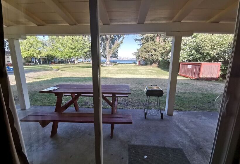 فندق Skylark Shores Resort