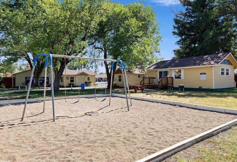 فندق Skylark Shores Resort