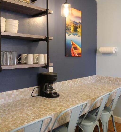 فندق Skylark Shores Resort