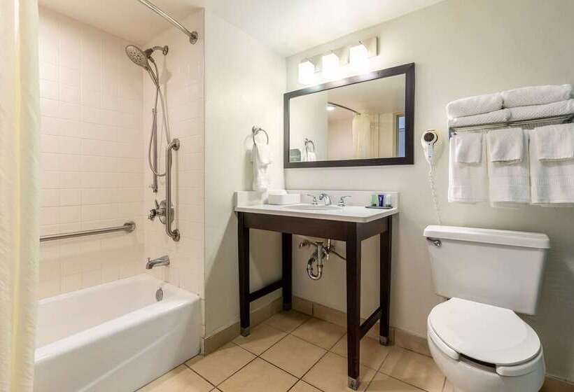 هتل Sleep Inn On The Beach