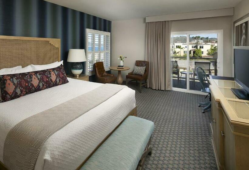 هتل Spyglass Inn