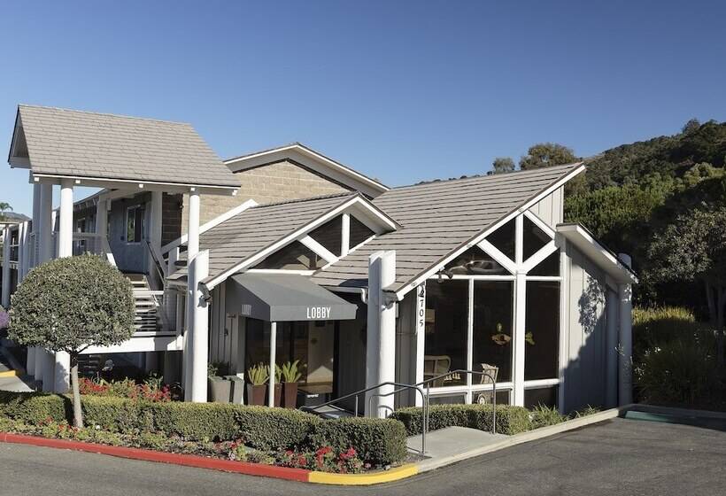 هتل Spyglass Inn