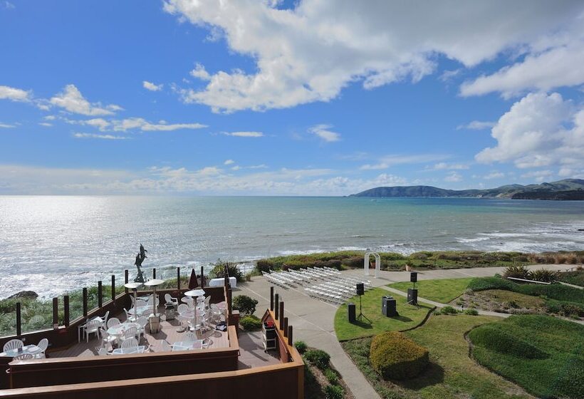 هتل Spyglass Inn