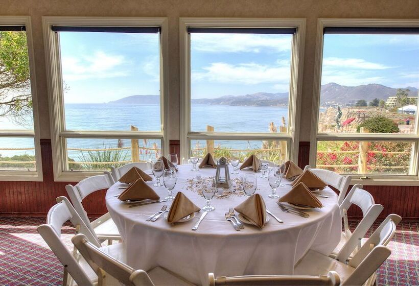 هتل Spyglass Inn