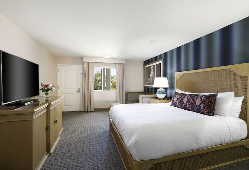 هتل Spyglass Inn
