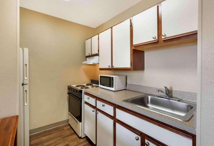 هتل Suburban Studios Copley Akron West