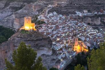 هتل Hostal Alcalá Del Jucar