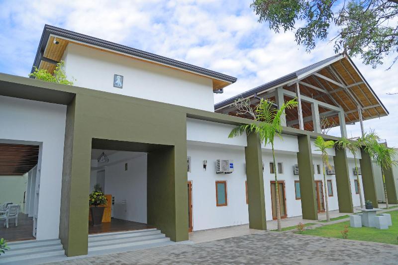 هتل Cloud 9 Negombo
