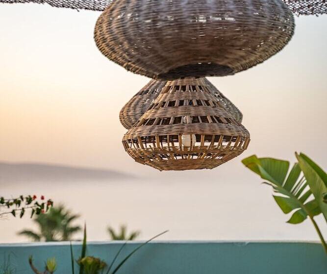 تختخواب و صبحانه Amayour Surf Hostel