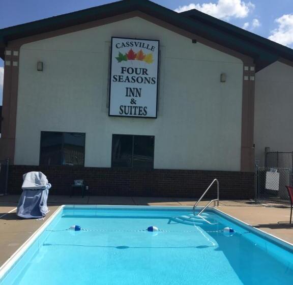 בית מלון כפרי Cassville Four Seasons Inn & Suites