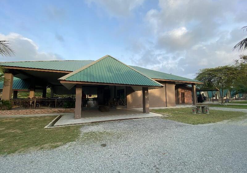 酒店 Oyo 89896 Sedili Inn Resort