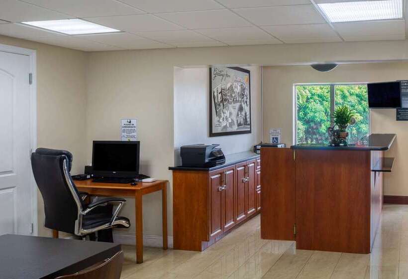 فندق Super 8 By Wyndham Bradenton Sarasota Area