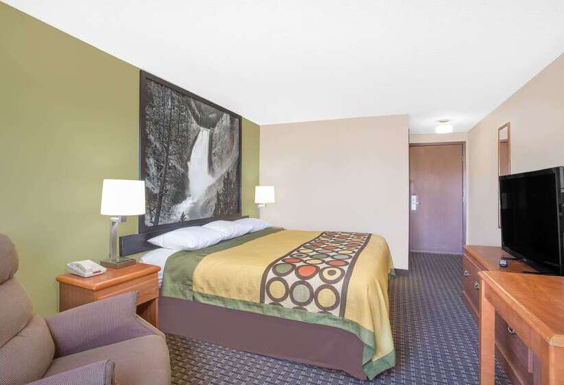 هتل Super 8 By Wyndham Riverton