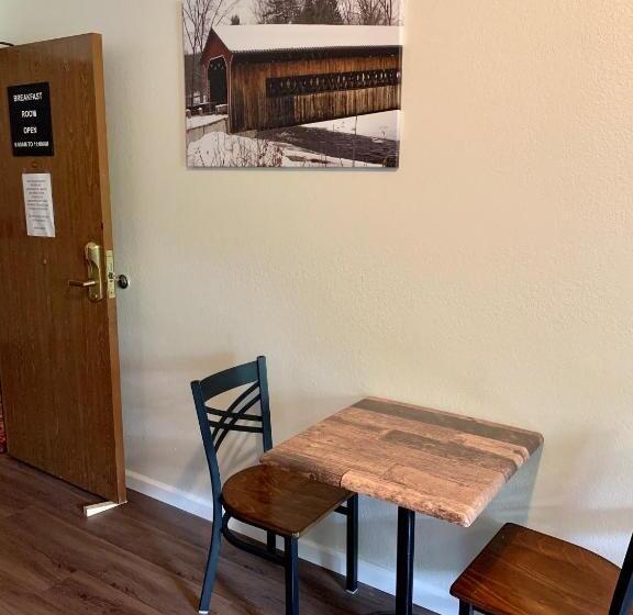 فندق على الطريق The Covered Bridge Inn