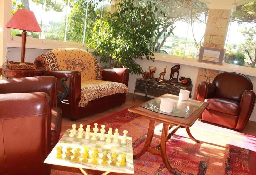 تختخواب و صبحانه La Villa Topi