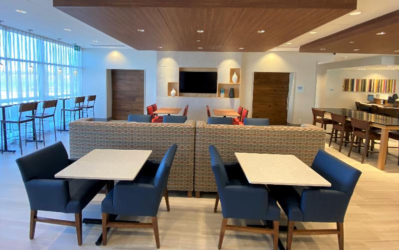 هتل Holiday Inn Express & Suites   Aurora, An Ihg