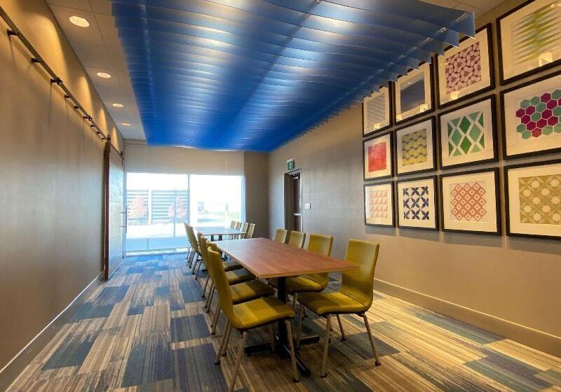 هتل Holiday Inn Express & Suites   Aurora, An Ihg