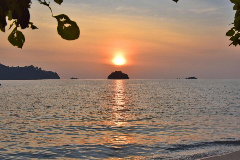 هتل Avi Pangkor Beach Resort