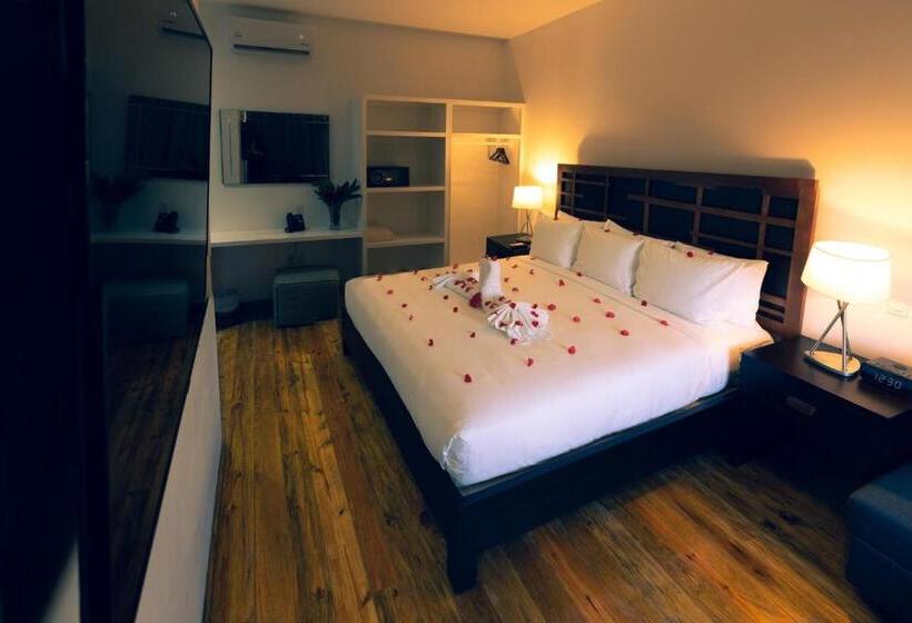 هتل La Placita Inn