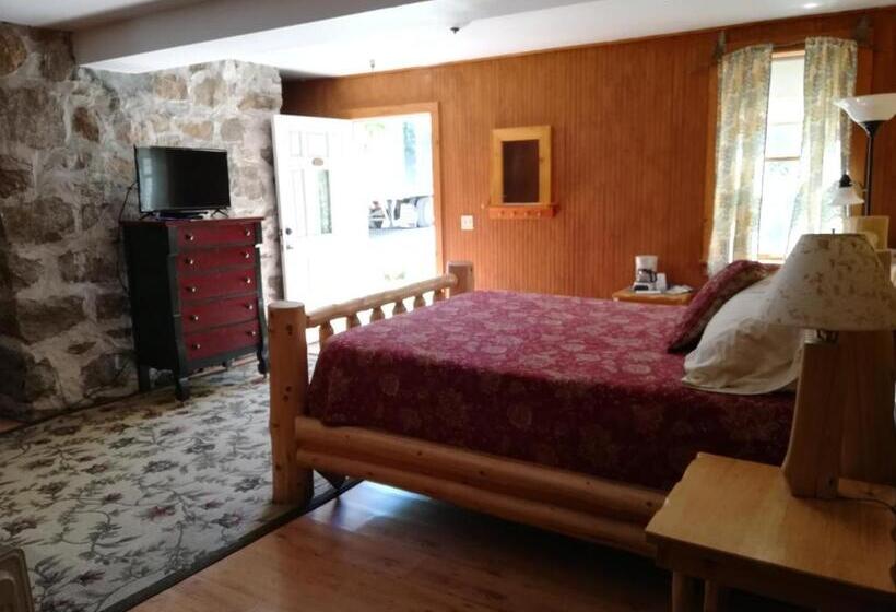 Отель The Woods Inn