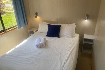 هتل Young Caravan And Tourist Park