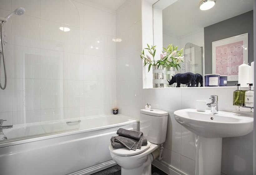 Penthouse Plymouth Apartment  Sea View  Sleeps 7   Private Parking   Habita Property