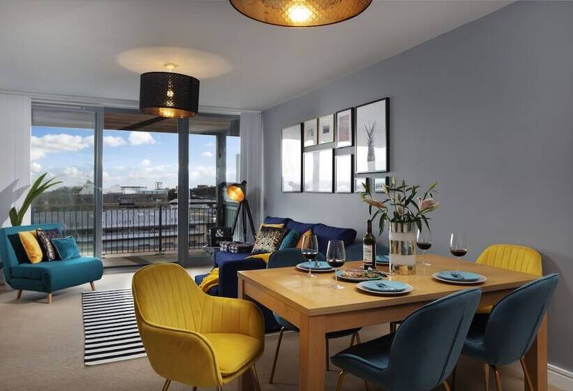 Penthouse Plymouth Apartment  Sea View  Sleeps 7   Private Parking   Habita Property