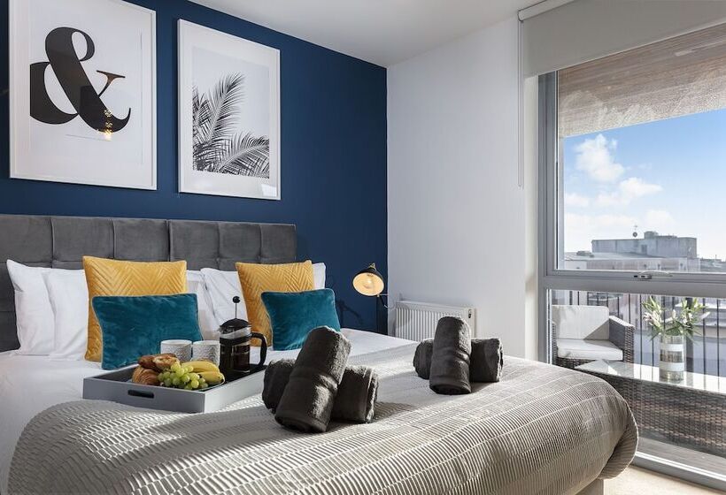 Penthouse Plymouth Apartment  Sea View  Sleeps 7   Private Parking   Habita Property